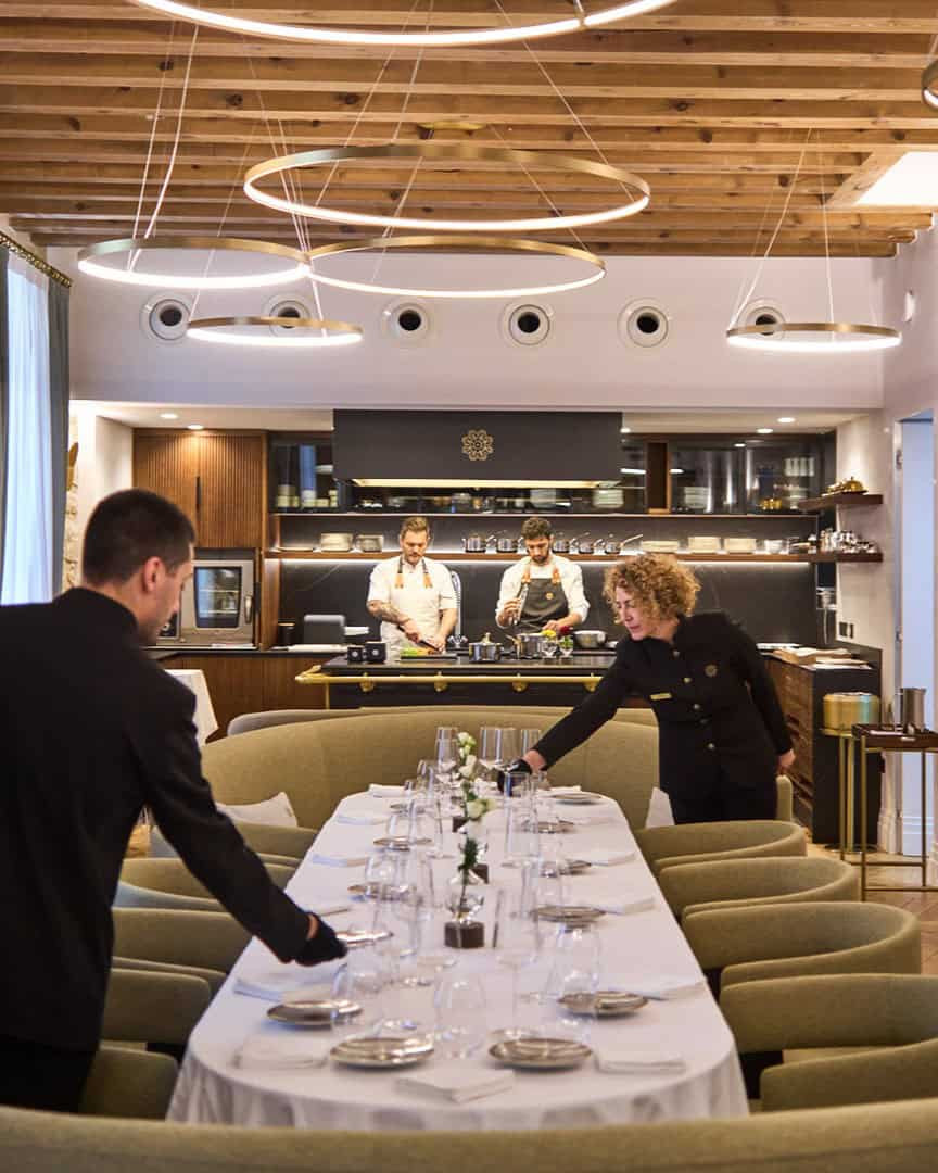Table and open kitchen at Yantar Space, Eunice Hotel Gastronómico 
